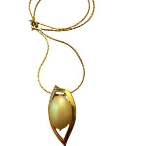 Elegant Gold Pendant Necklace